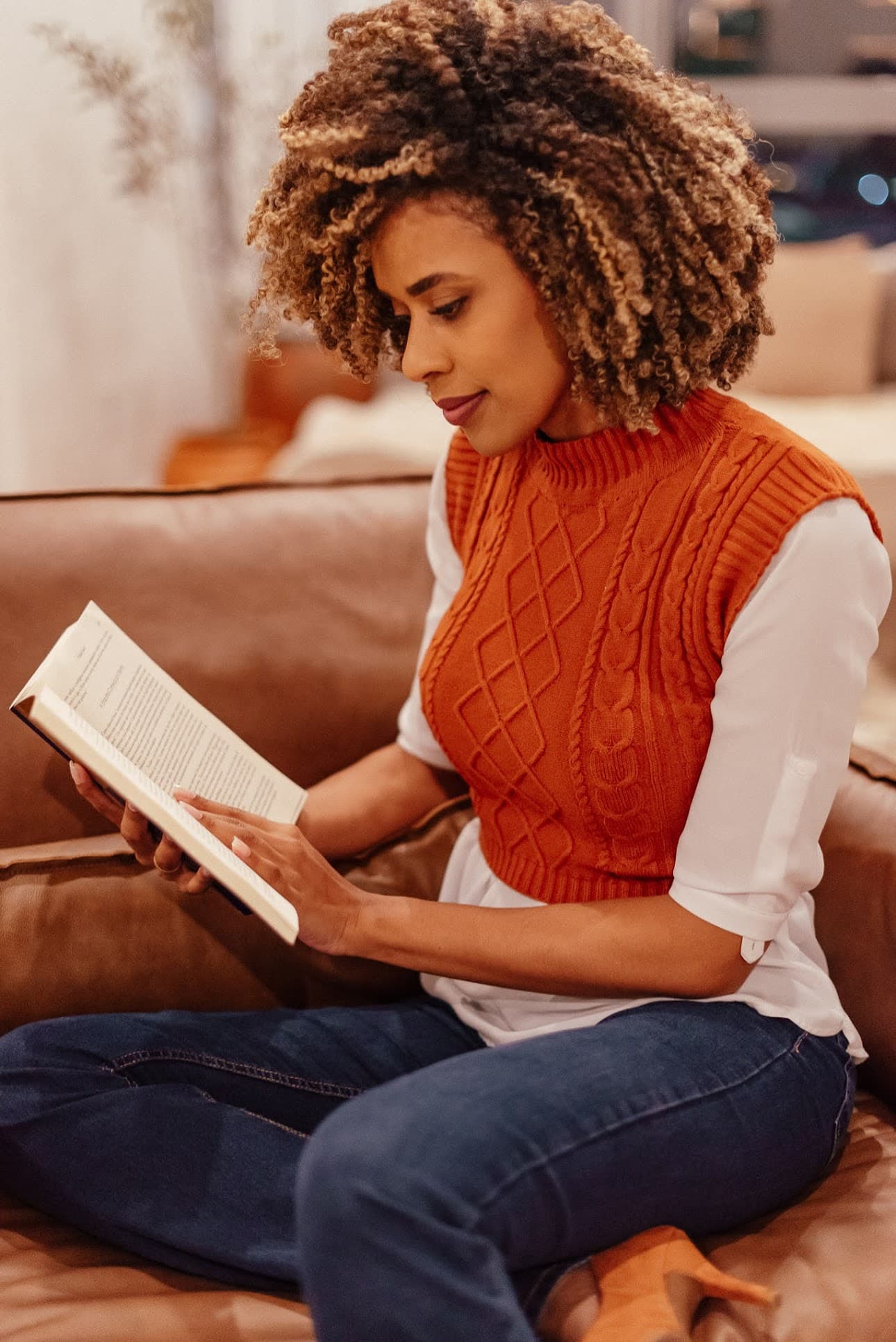Mulher sentada lendo um livro